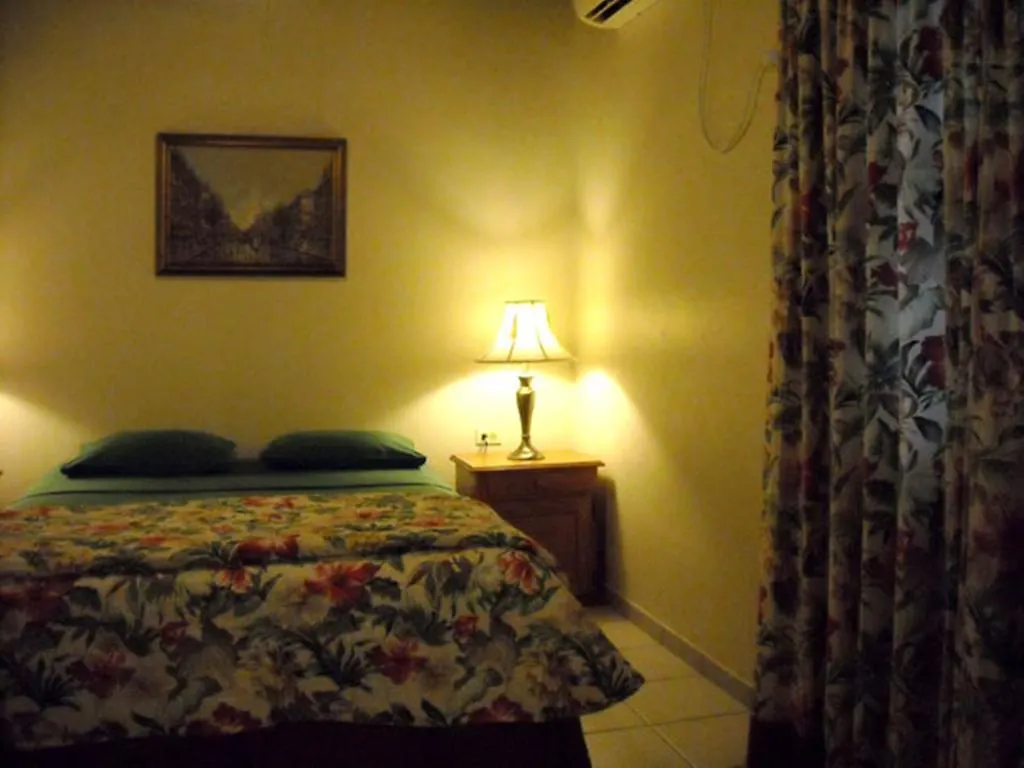 Ade'S Domicil Hotell Bacolet Pensionat